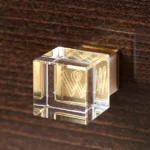 kryształowy uchwyt z monogramem nv