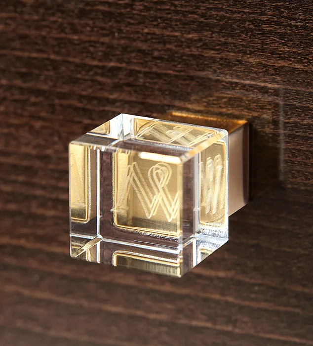 kryształowy uchwyt z monogramem nv