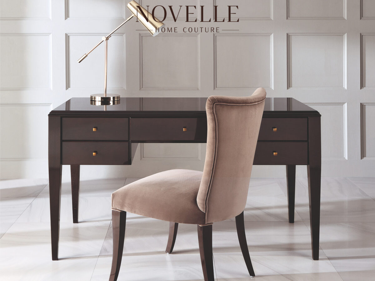 Ciemnobrązowe biurko Emma Novelle z szufladami i tapicerowanym krzesłem w eleganckim kąciku do pracy home office